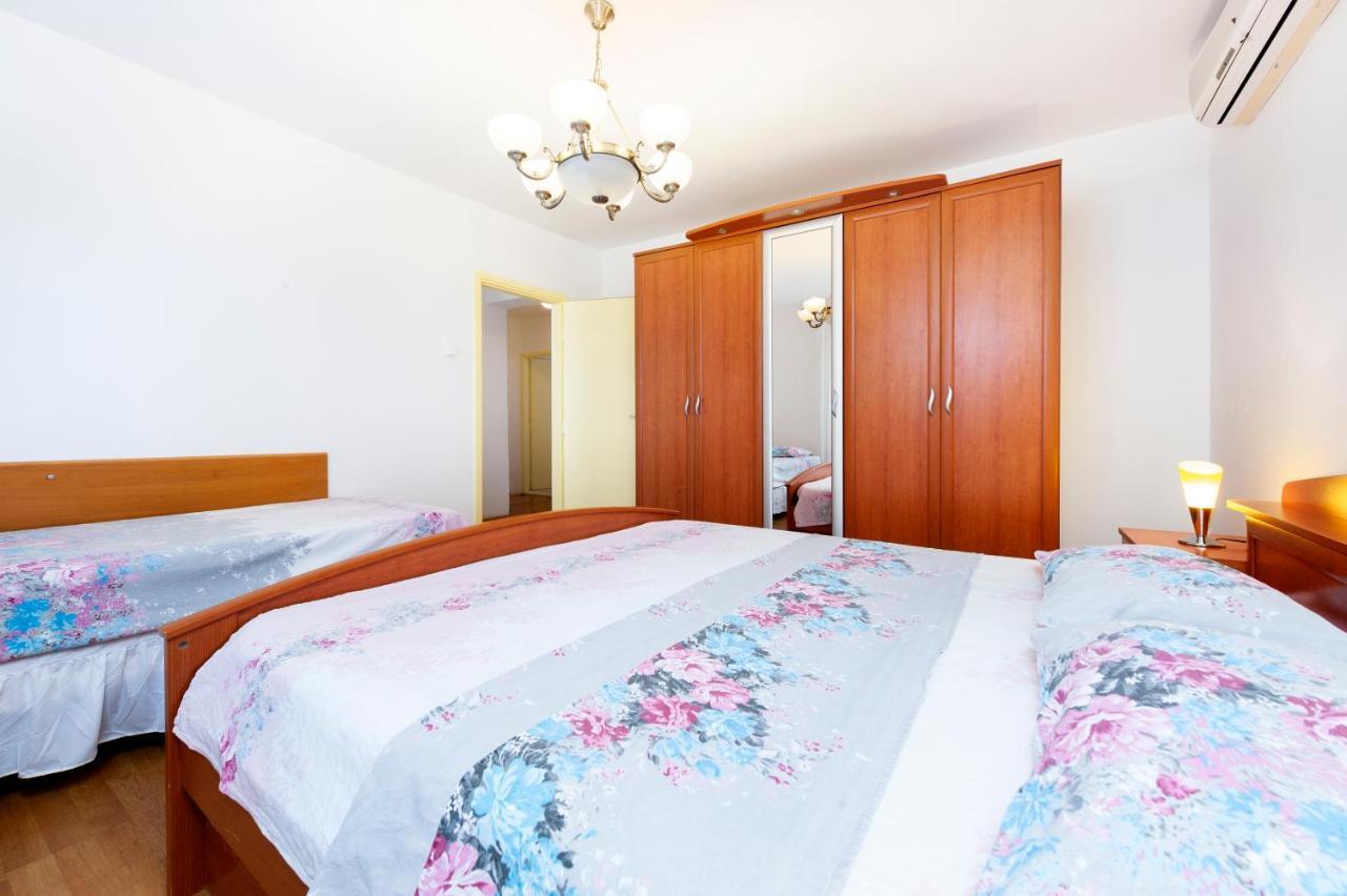 Up To 5 People,near Beach And Centre Gostinjska kuća