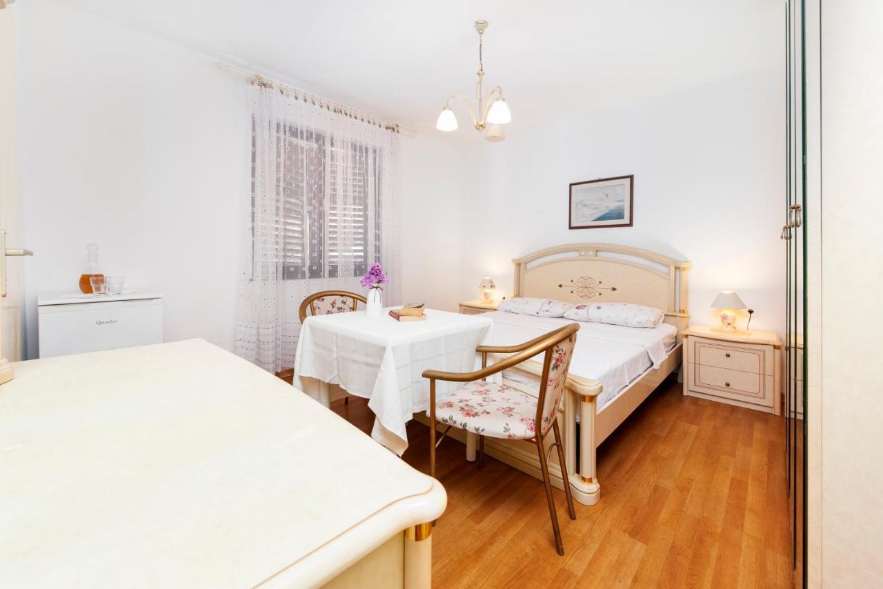 Up To 5 People,near Beach And Centre